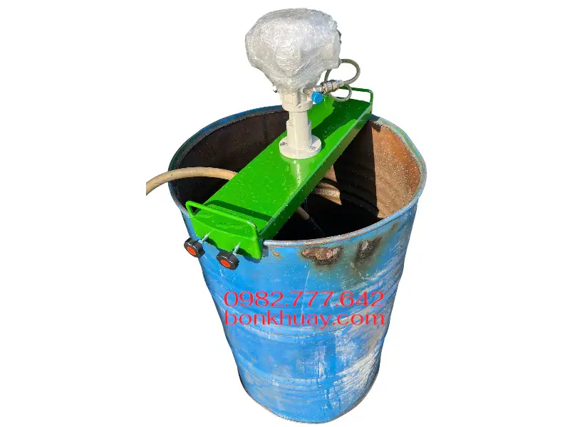 M&aacute;y khuấy sơn kh&iacute; n&eacute;n g&aacute; ngang th&ugrave;ng phuy 